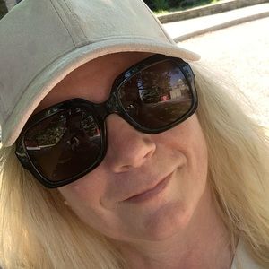 Meet your Posher, Laurie